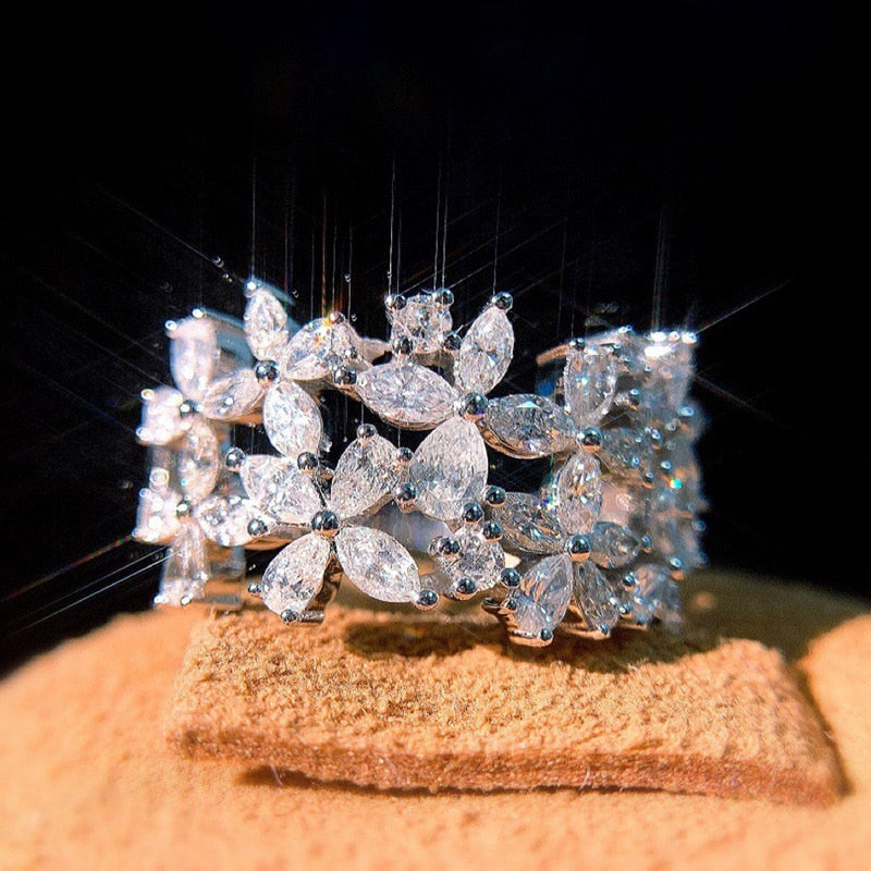 Flower Ring / Anel Cravejado Delicado