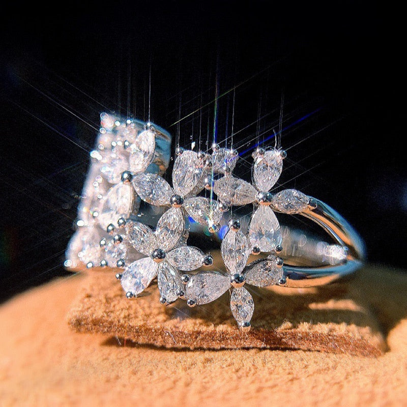 Flower Ring / Anel Cravejado Delicado