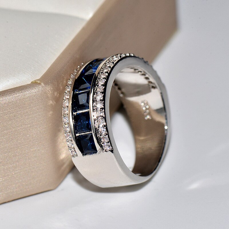 Sapphire Blue / Anel Cravejado Delicado.