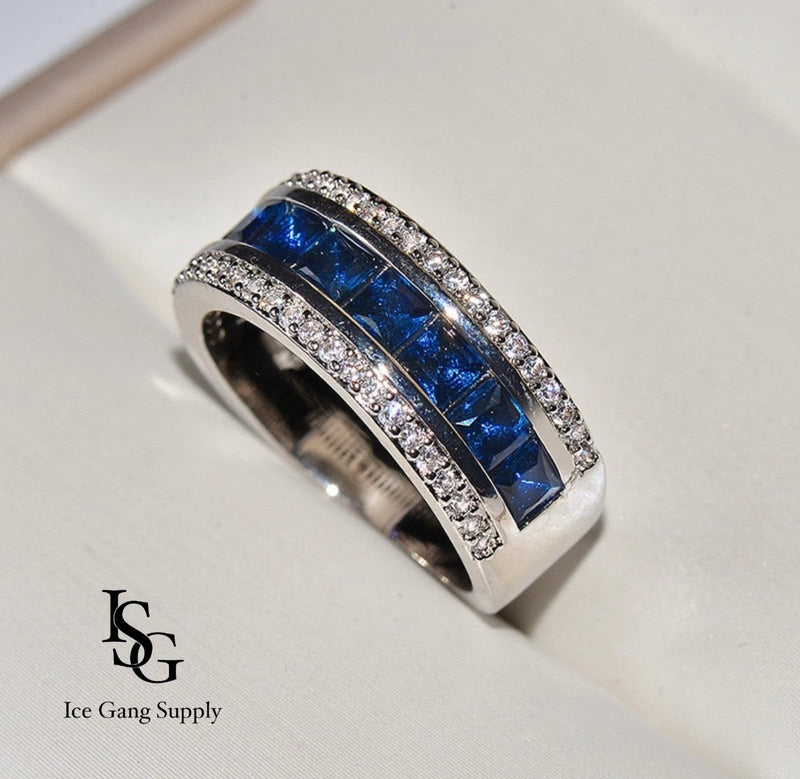 Sapphire Blue / Anel Cravejado Delicado.